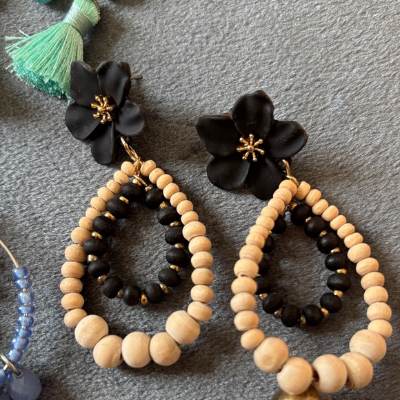 8 Multicolor Earring Set - Picture 7 of 9